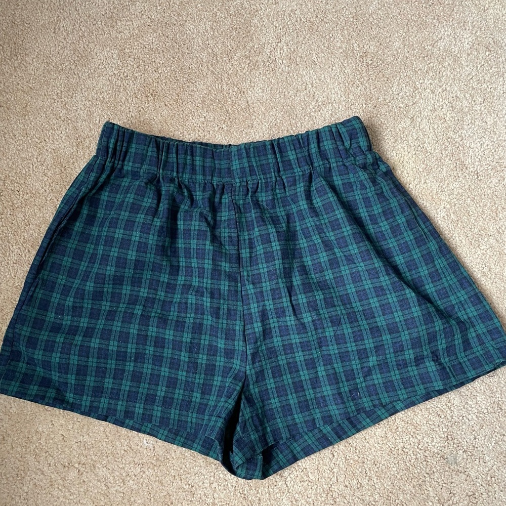 Plaid, sleep/ lounge shorts. Very cute with pj material. Never worn, M